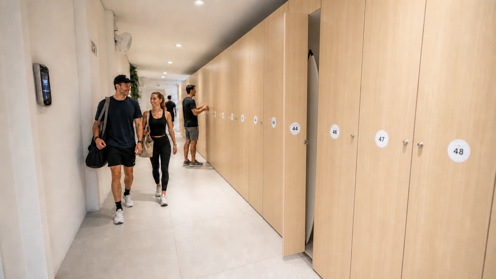 Corredor de lockers da Surf Center Curitiba