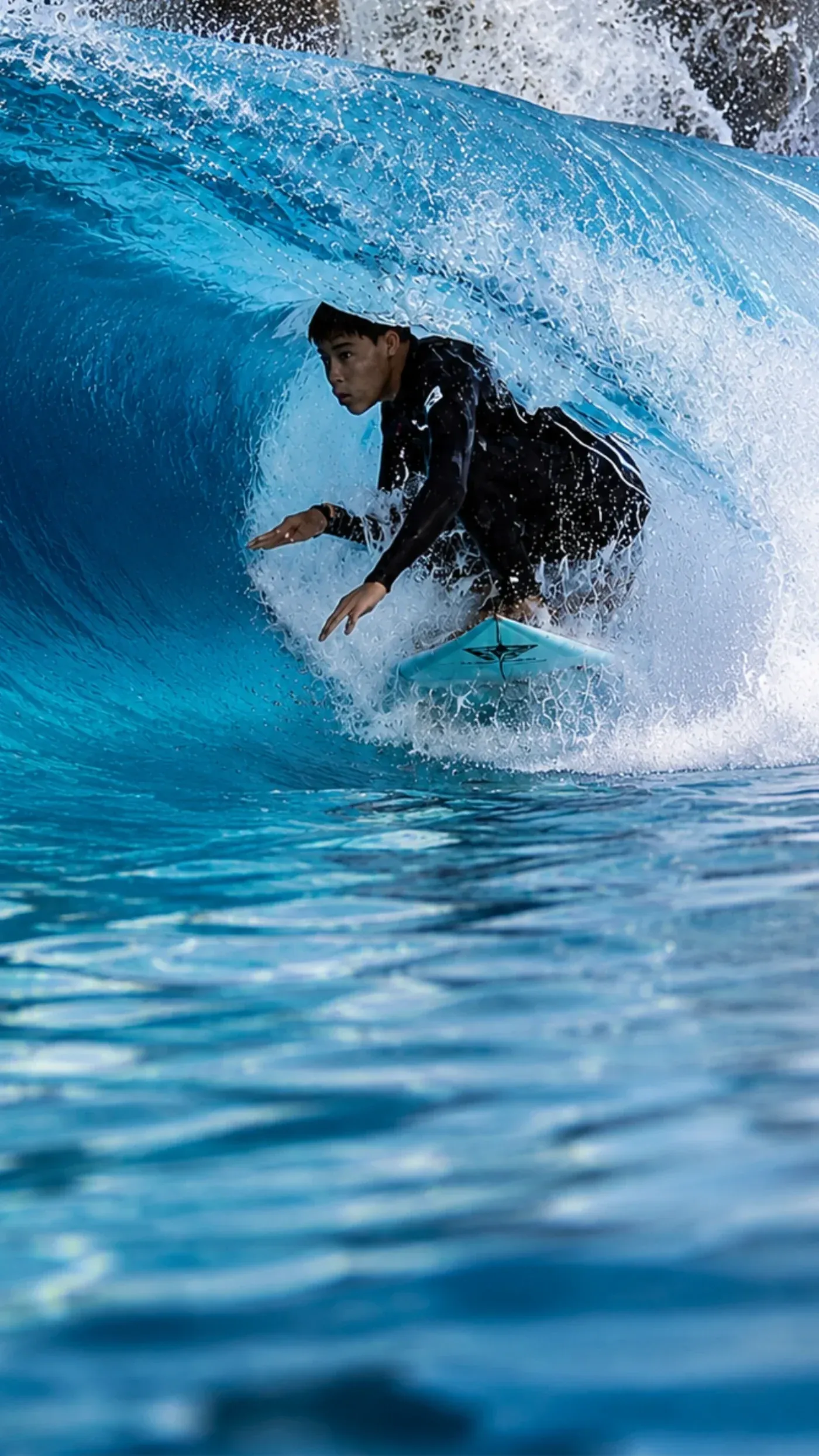 Surfista dentro do clube Surf Center na onda indoor