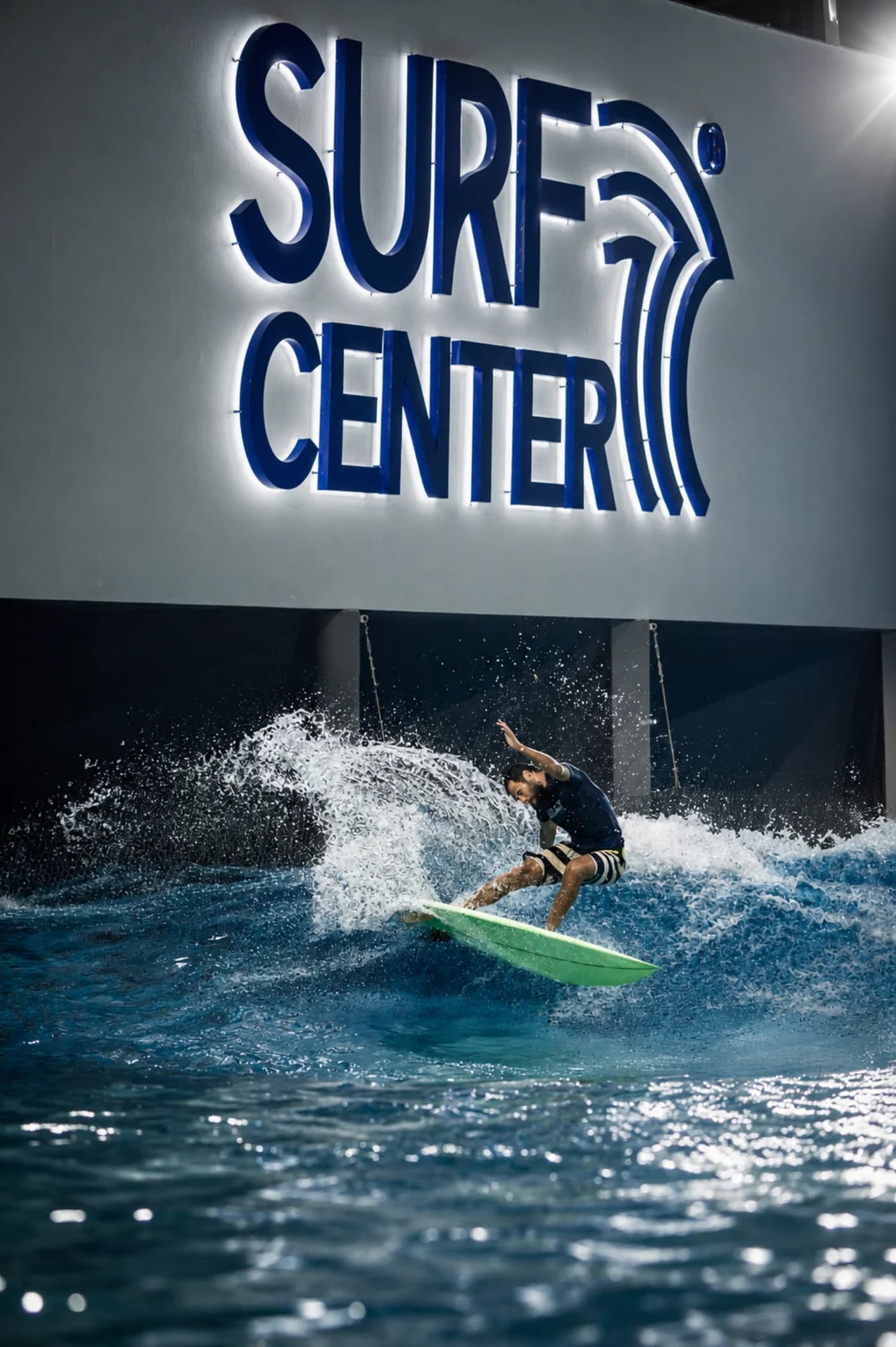 Sessão de surf indoor na onda da Surf Center
