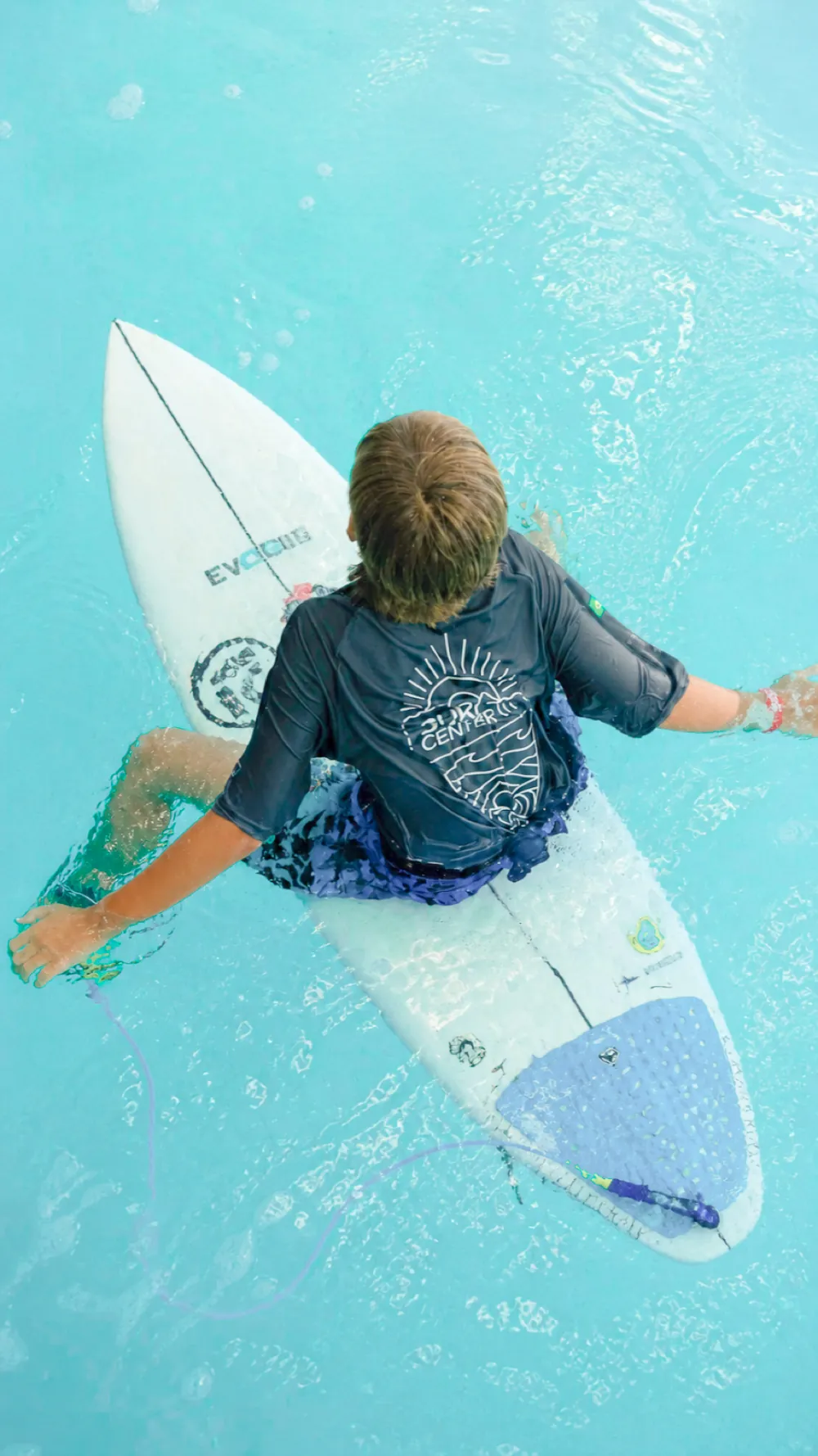 Surfista dentro da onda indoor da Surf Center São Paulo