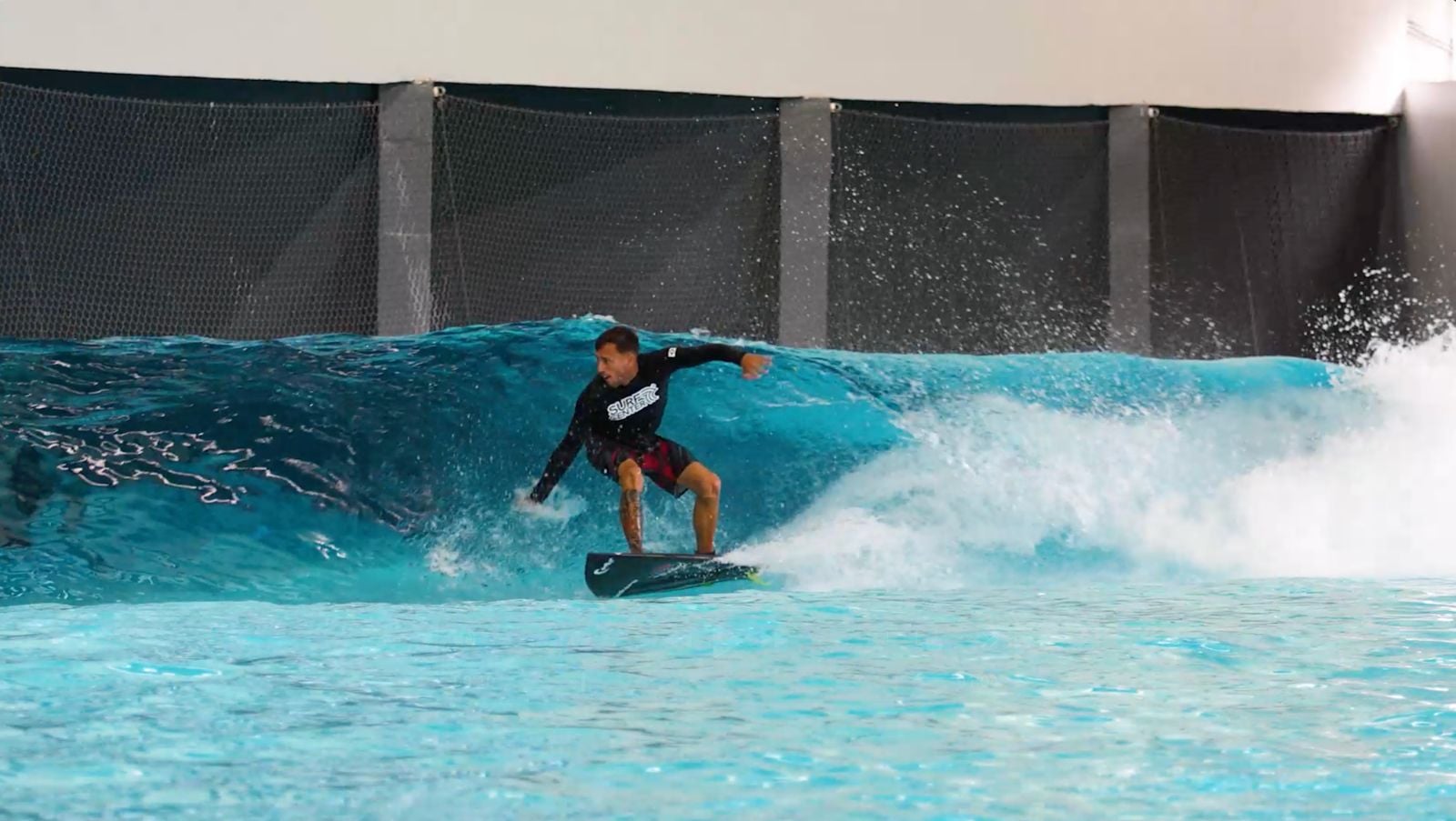Surfista em onda indoor aquecida na piscina de surf São Paulo