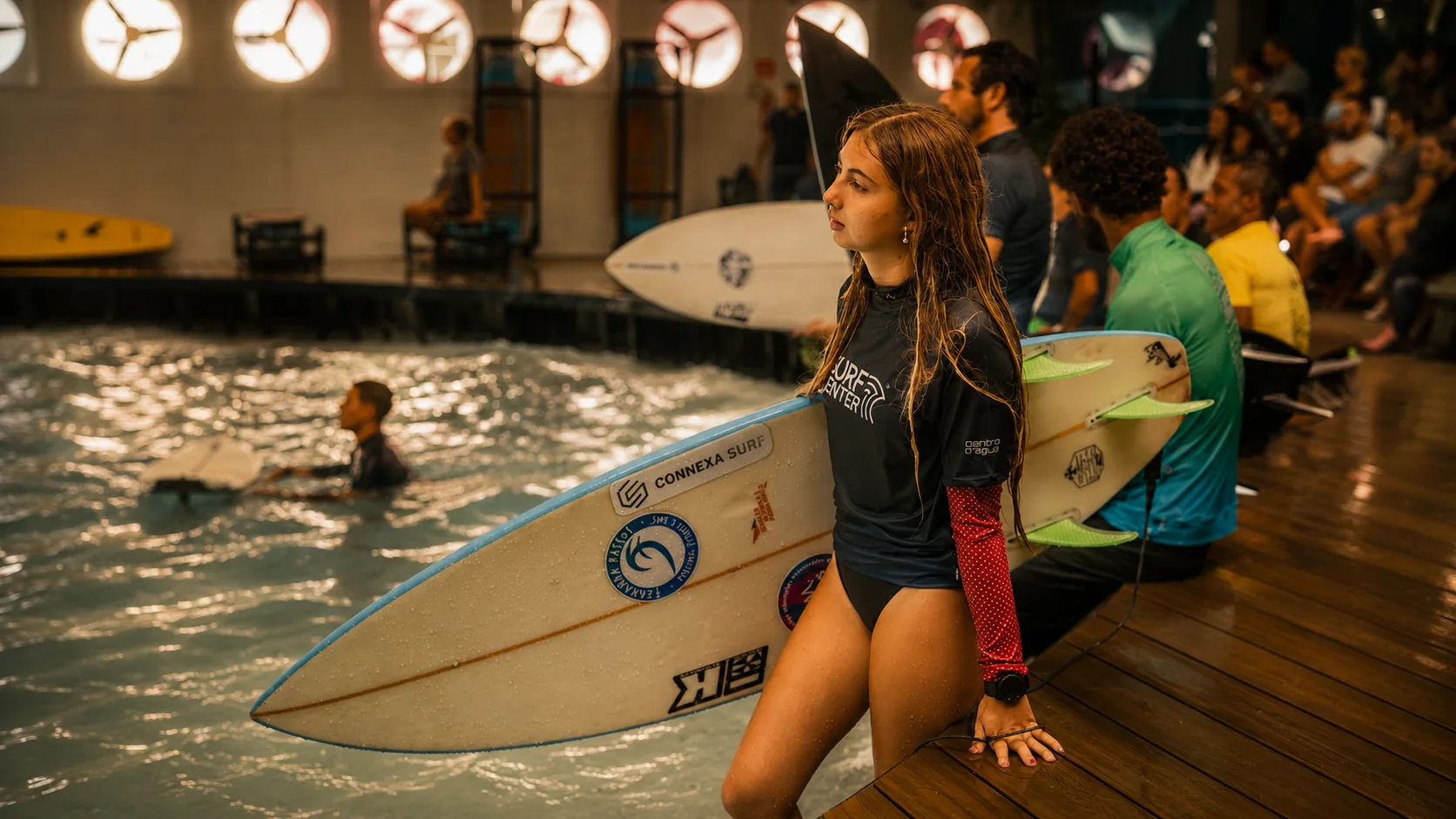 Piscina de ondas indoor do Surf Center: surfista em ação
