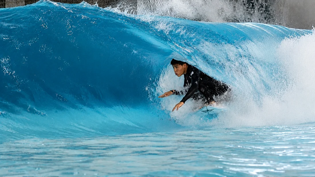 Surfistas na onda indoor da Surf Center