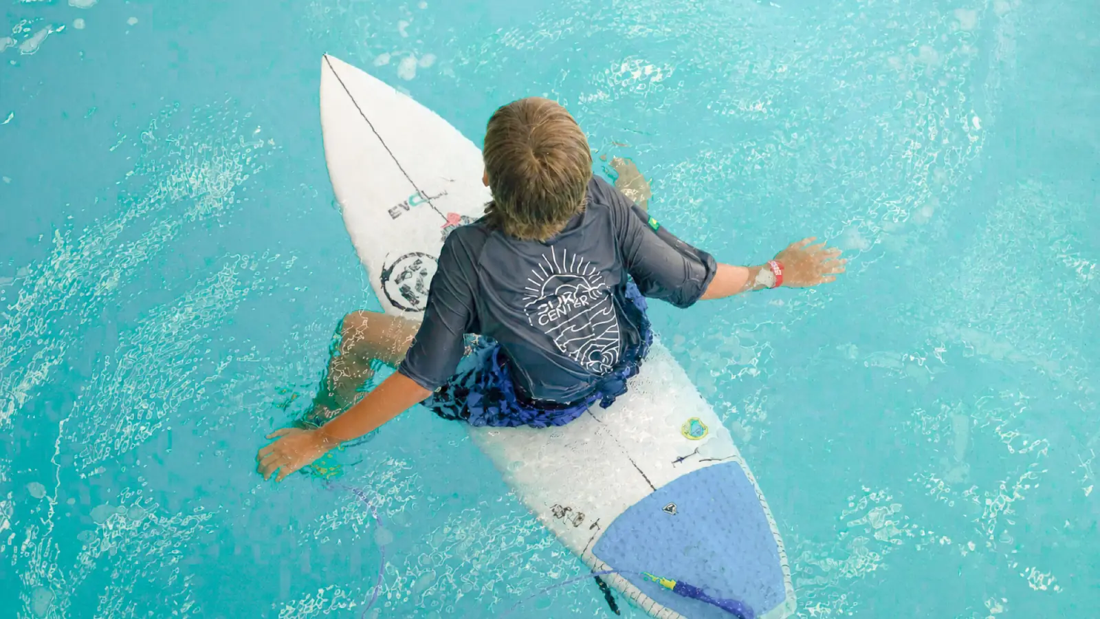 Surfista visto de cima na piscina da Surf Center São Paulo